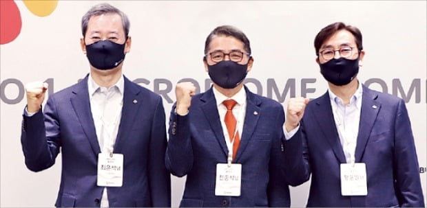 천종식 CJ바이오사이언스 대표(가운데)가 지난 4일 서울 중구 CJ인재원에서 열린 출범식에서 신약 개발 계획을 공개했다.   /CJ제일제당 제공 