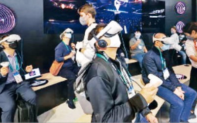 첨단 AR·VR 기기는 CES에서도 인기 만점…전시관마다 체험 인파