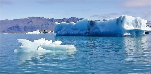 [과학과 놀자] 고체인 얼음이 어떻게 물 위에 뜨는 걸까…수소·산소가 결합된 물엔 특별한게 있다