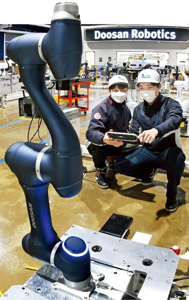 < 올해 CES 화제의 협동로봇 > 경기 수원시에 있는 두산로보틱스 공장에서 직원들이 출고를 앞둔 협동로봇을 살펴보고 있다.  수원=허문찬  기자 