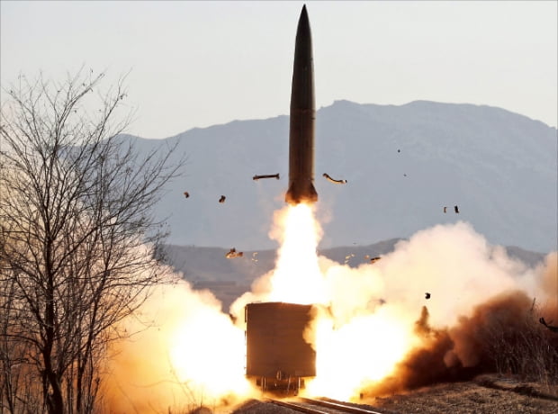북한이 지난 14일 열차에서 동해상으로 미사일을 발사하고 있다.  조선중앙통신·연합뉴스 