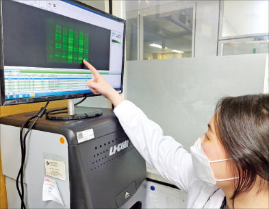 한국생명공학연구원 감염병연구센터에서 한 연구원이 단백질의 당화 패턴을 분석하고 있다.  