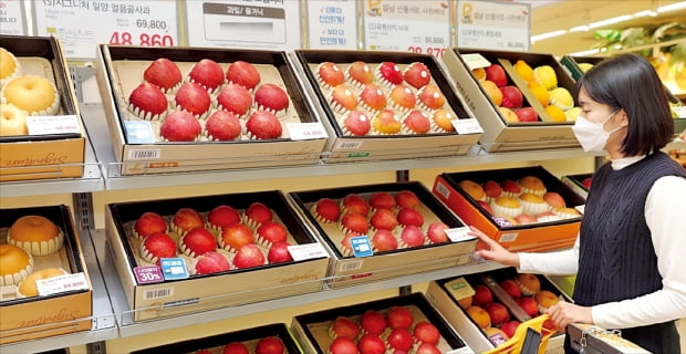 이마트는 샤인머스캣이 들어간 신규 세트 ‘시그니처 사과·배·샤인 세트’를 할인 판매한다.  
