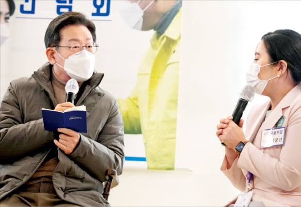 이재명 더불어민주당 대선 후보가 17일 서울 마곡동 이화여대서울병원에서 열린 청년 간호사 및 간호대 학생과의 간담회에서 발언하고 있다.   뉴스1 