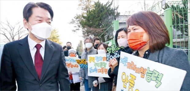 < 대전시당 찾은 安 > 안철수 국민의당 대선 후보가 19일 대전 대흥동 대전시당을 방문해 지지자들과 인사하고 있다.  /뉴스1 