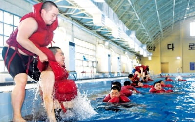 [포토] 해군 수난자 구조 훈련