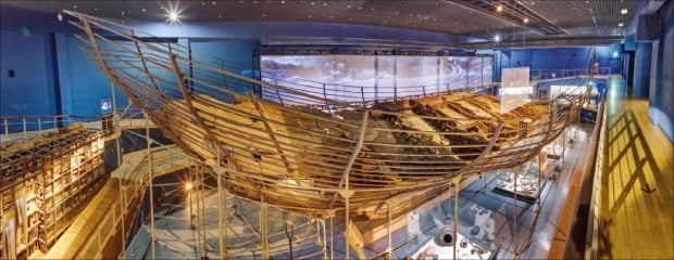 1323년 중국 닝보에서 일본 하카타로 향하다가 전남 신안 앞바다에 침몰한 ‘신안선’.     /휴머니스트 제공 