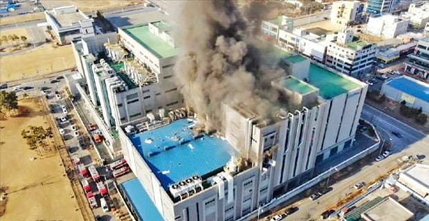 21일 오후 3시께 충북 청주 오창읍에 있는 2차전지 소재 기업 에코프로비엠 공장에서 불이 났다. 소방당국은 소방대원들이 출동해 3명은 구조했지만 고립됐던 1명은 사망했다고 밝혔다.  /소방청  제공 