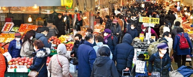 [포토] 코로나 겁나지만…설 준비에 붐비는 전통시장