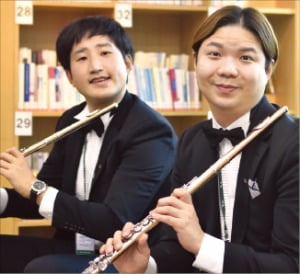 에쓰오일 사원으로 채용된 ‘하트하트 오케스트라’ 단원 김동균(왼쪽), 이영수씨 