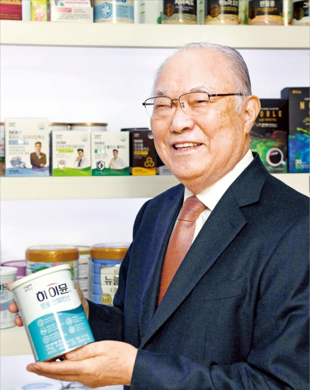 서울 구의동 본사에서 만난 이금기 일동후디스 회장은 “고객의 건강을 위한 진정성 있는 고민이 장수 제품을 만드는 원동력”이라고 강조했다.   신경훈 기자 