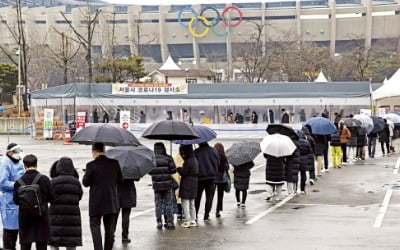 신규확진 1만명 턱밑…정부 "감염 늘면 '집단면역' 기대"