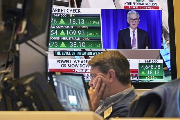 미국 뉴욕증권거래소(NYSE)에 설치된 대형 화면을 통해 제롬 파월 Fed 의장의 기자회견이 생중계되는 모습. 사진=AP연합뉴스