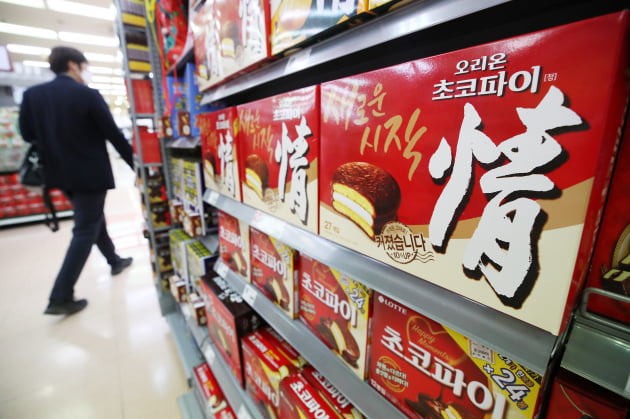 오리온의 대표 제품인 초코파이가 서울의 한 마트에 진열된 모습. 사진=연합뉴스