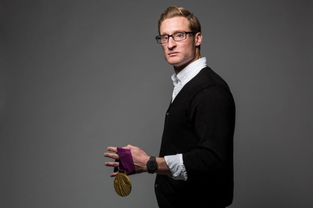 미국의 패럴림픽 금메달리스트인 브래들리 스나이더가 자신의 이름을 딴 촉감 시계 '브래들리 타임피스'를 착용하고 있다. 사진=이원코리아 제공