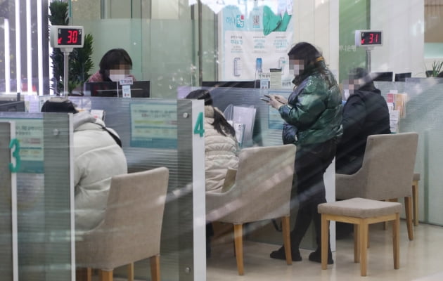 1월 14일 서울 시내의 한 은행창구의 모습.(사진=연합뉴스)