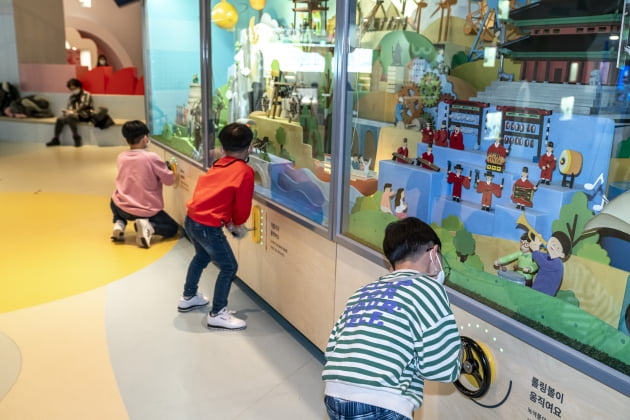 국립중앙박물관 어린이박물관에서 놀이에 푹 빠진 어린이들