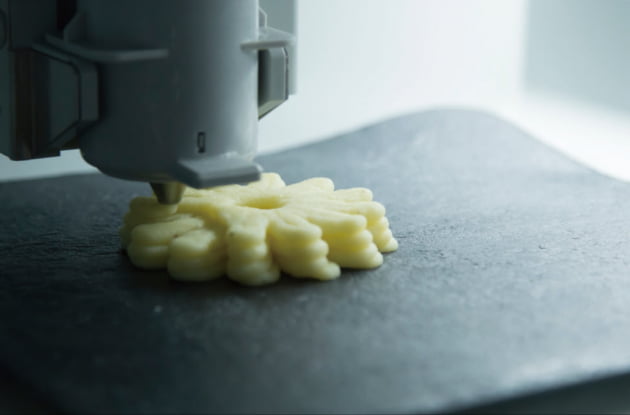 원하는 모양대로 반죽을 짜내 팬케이크를 만들어낼 수 있는 3D 푸드 프린터. 미래에는 메타버스에서 음식을 주문하고, 집에 있는 3D 푸드 프린터로 음식을 만들어내는 날이 올 것이다.