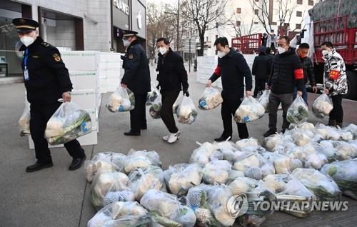 도시 봉쇄 후 생필품 부족 겪는 중국 시안에 후원품 답지