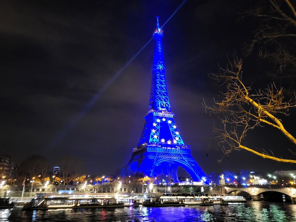 [월드＆포토] 에펠탑도, 개선문도, 팡테옹도 파랗게 빛난 새해 첫날
