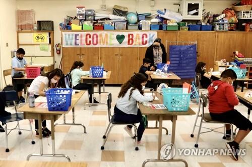 美 교육장관, 감염급증에도 "대면학습 유지…과학적 도구 있어"