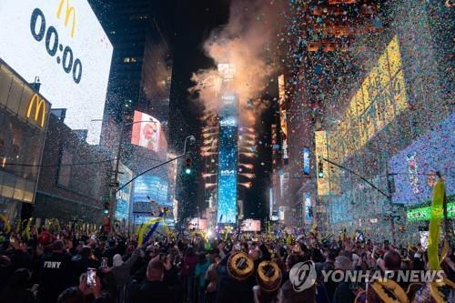 美 하루평균 확진 40만명 육박…파우치 "전례 없는 수직 상승"(종합)