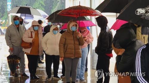 美 하루평균 확진 40만명 육박…파우치 "전례 없는 수직 상승"(종합)