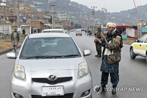 아프간 탈레반, 이번엔 '술과의 전쟁'…압수한 술 3천리터 버려