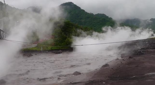 인도네시아 스메루 화산에 '화산이류' 엄습…주민 고립