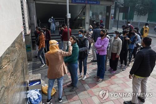 확진자 급증에 뉴델리 주총리 "입원 환자 적다" 민심 수습 나서