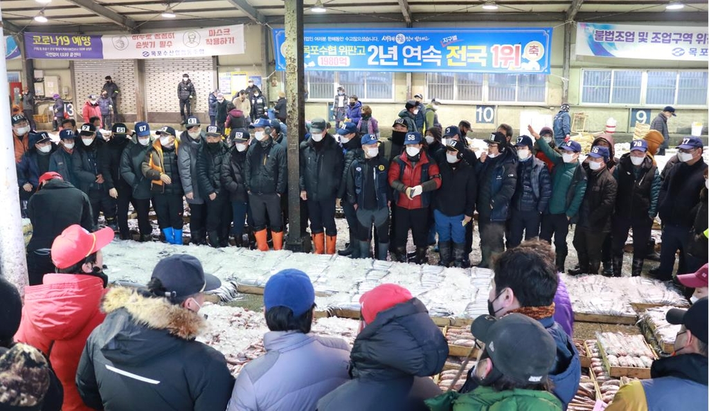 목포수협, 새해 첫 경매…"안전 조업·만선 풍어 기원"