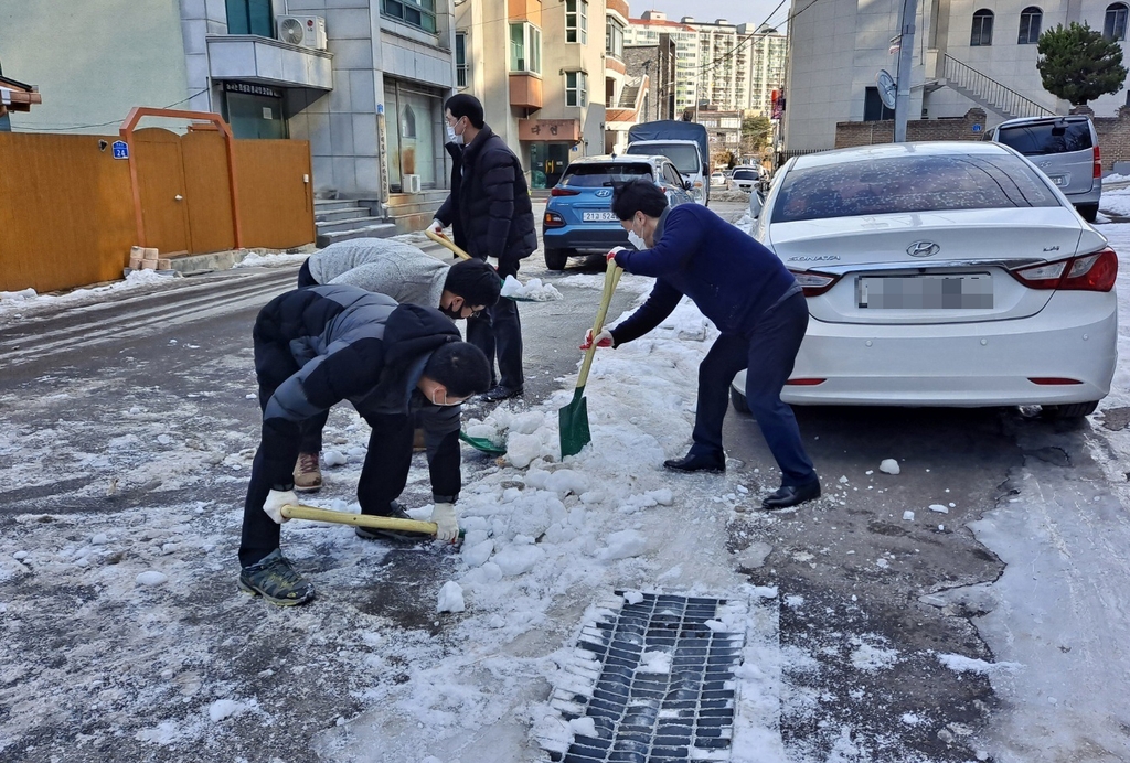 동해시, 시무식 대신 삽 들고 새해 첫 업무…인도 빙판 제거