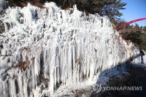 전북 구름 많고 아침까지 눈발…낮 3∼5도