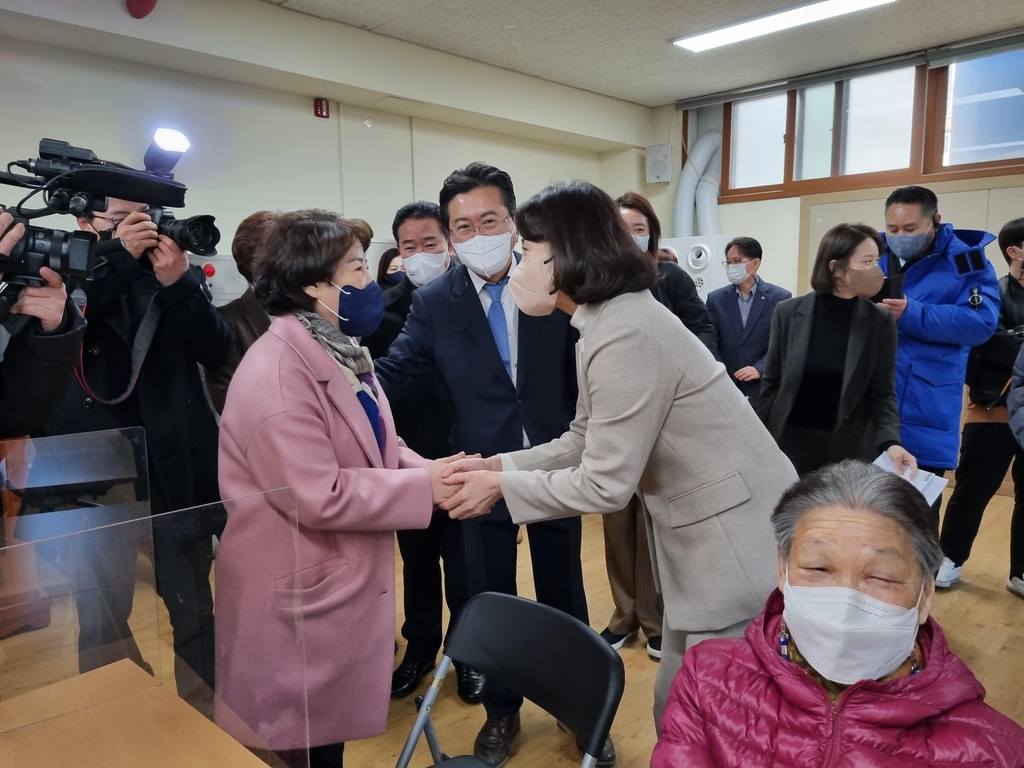 김혜경, 천안·아산서 노인·워킹맘·장애인 부모들과 간담회