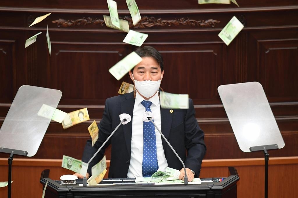 동료의원 '결혼축의금 100만원' 경남도의장·부의장 무혐의 처분