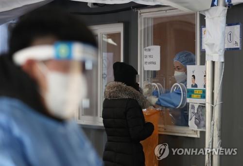 포항 전통시장서 집단 감염 발생…임시 선별진료소 운영