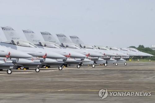 대만 최신 F-16V 전투기, 대만해협서 中 주력 J-16 조우
