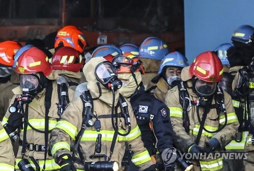 평택 냉동창고 공사장서 큰불…진화하던 소방관 3명 사망(종합2보)