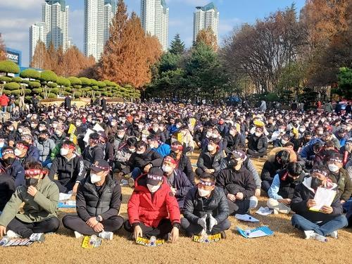 민주노총 소속 한국타이어 대전·금산공장 노조원 단체교섭 촉구