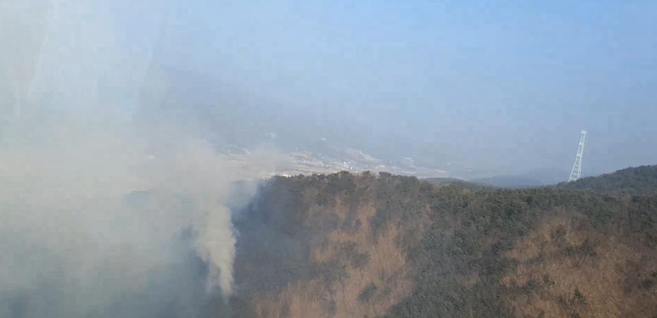 양산시 봉화산에서 불…헬기 4대 투입 진화 중