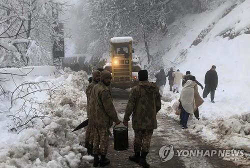 '눈 구경갔다가' 폭설에 고립…파키스탄 22명 시신 수습