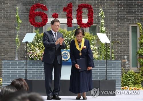 문대통령, '각별한 인연' 배은심 여사 조문…"당연히 와야죠"