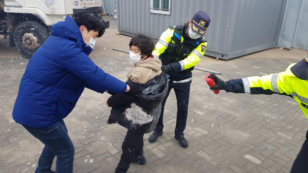 충주 라이트월드 가설물 철거 재개…시 "조만간 작업 완료"