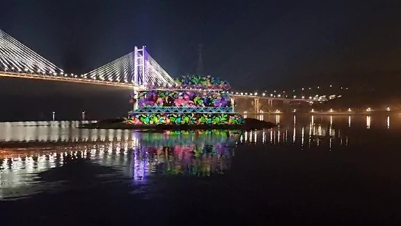 창원 삼귀해안도로 개구리섬, 밤 되면 화려한 영상 선보인다