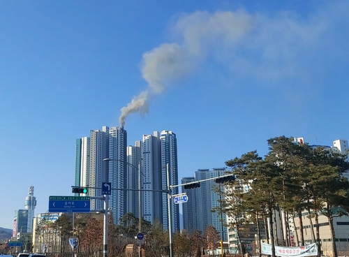 춘천 신축공사 초고층 아파트 49층서 불…인부 1명 연기흡입(종합)