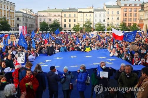 EU, '사법부 독립 침해' 폴란드에 950억원 벌금 예고