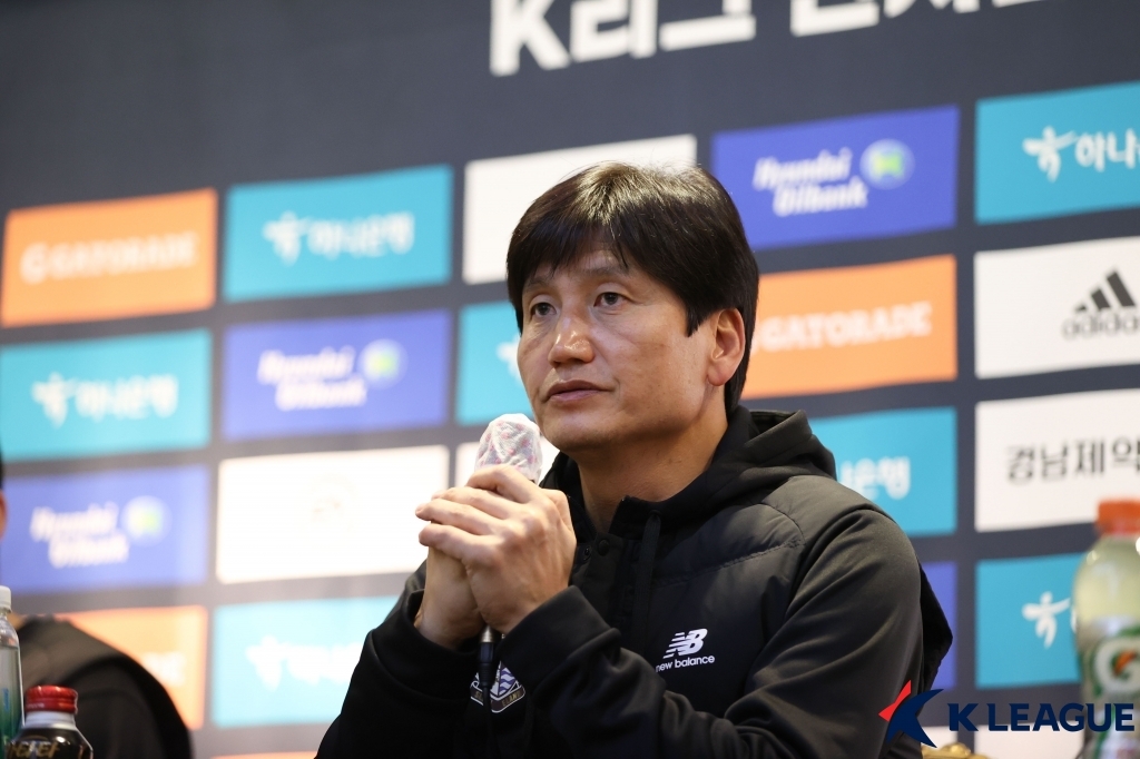 프로축구 이랜드FC 정정용 감독 "웃는 사진은 찍지 말아주세요"