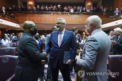 美공립학교 교과과정 편성권 놓고 학부모·교사 대립