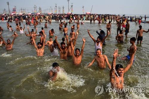 코로나 폭증하는데…印 힌두축제에 또 '노마스크 인파' 바글바글