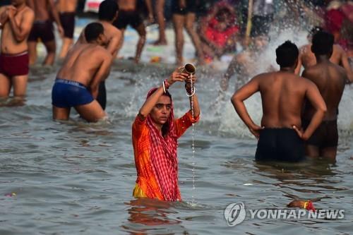 코로나 폭증하는데…印 힌두축제에 또 '노마스크 인파' 바글바글